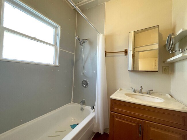 Building Photo - Central NE House with Basement, Hardwood F...