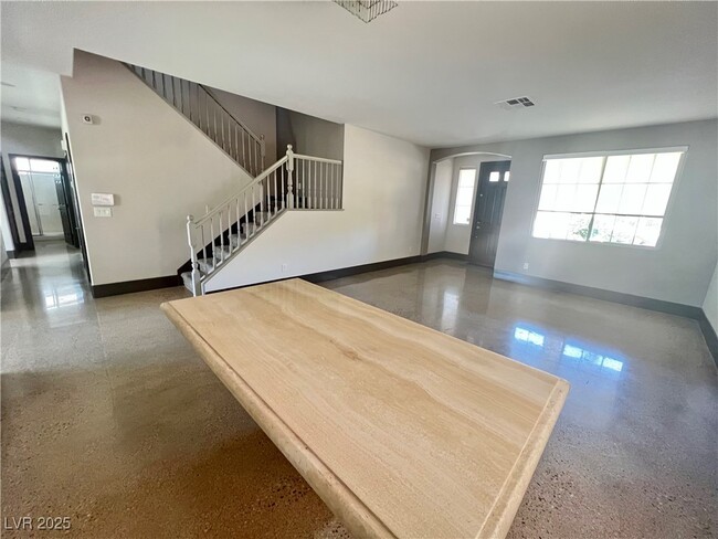 Building Photo - 604 Celso Ct