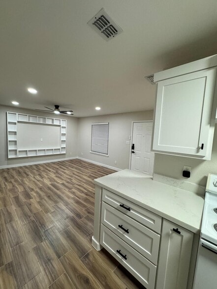 Building Photo - 721 Sonesta Dr