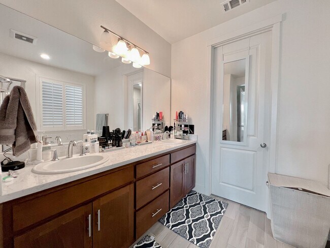 Building Photo - Beautiful Santana Ranch Home in Hollister