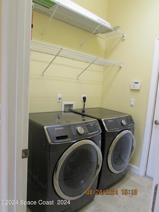 Building Photo - 1882 Woodfield Cir