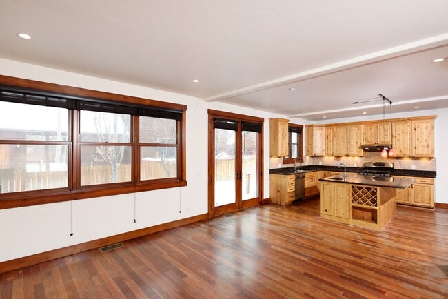 Building Photo - 210 Juniper Ct