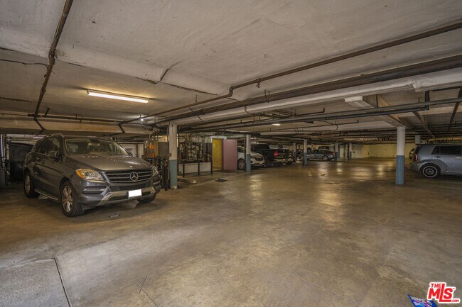 Building Photo - 425 S Kenmore Ave
