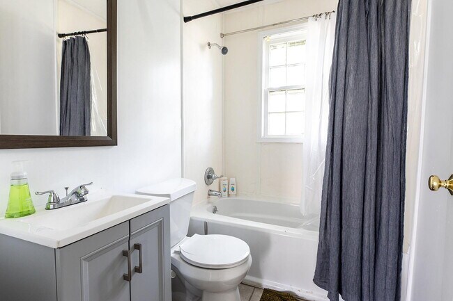 Building Photo - Atlanta Home, a 4 minute walk to bus stop Willingham Dr @ Colville Ave