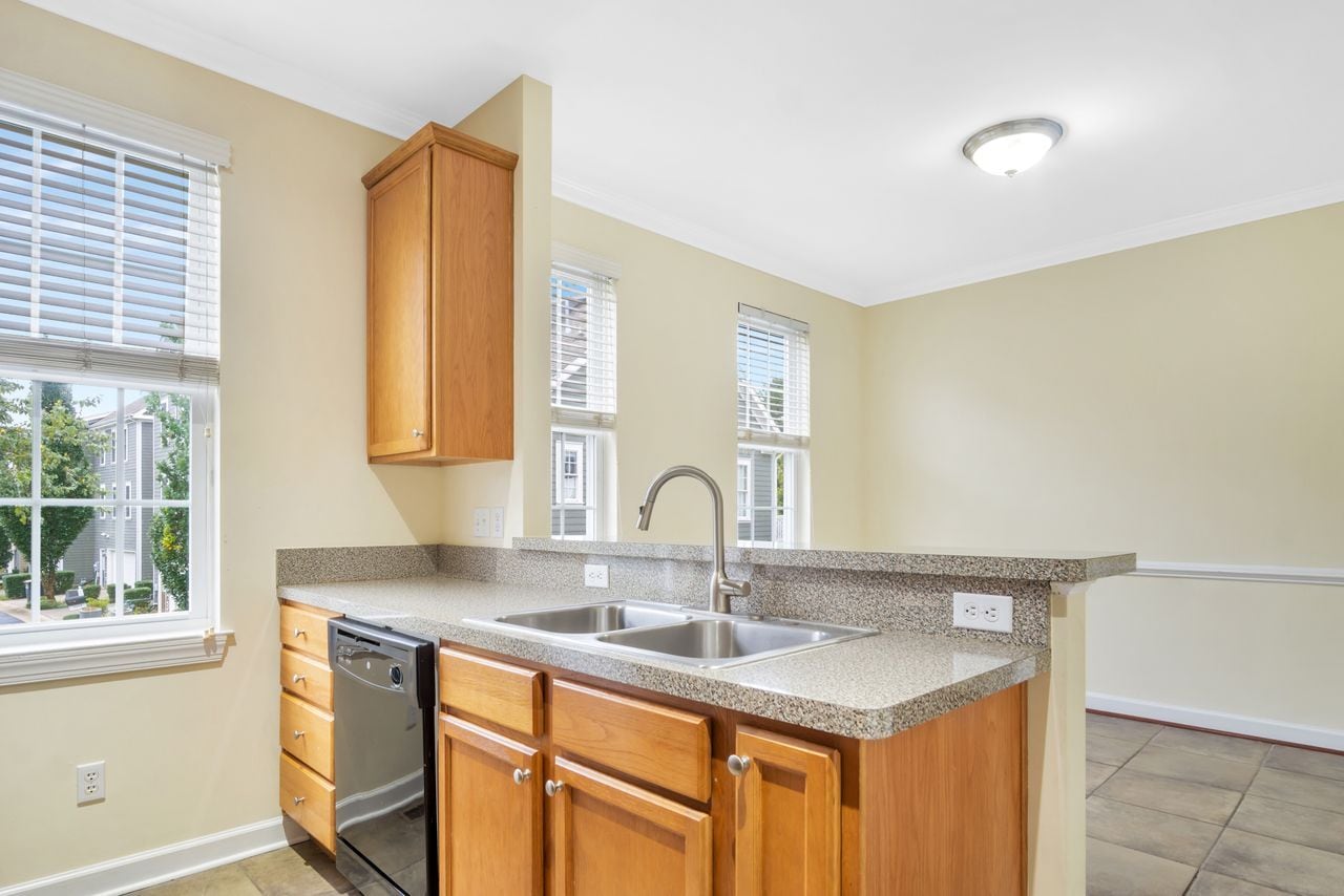 Kitchen-dining room - 5357 Discovery Park Blvd