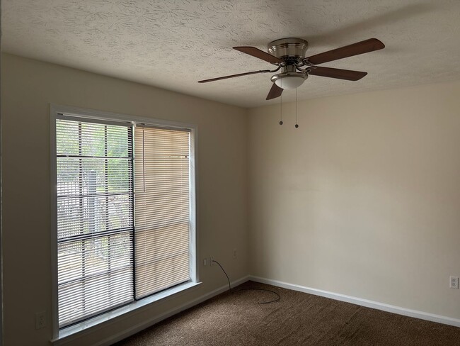 Building Photo - 5765 Hyde Park Dr