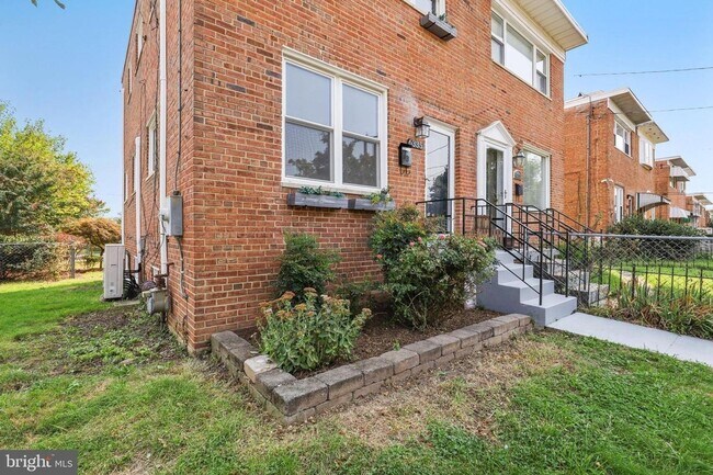 Building Photo - 5BR Home Near Takoma with Parking & Finished Lower Level