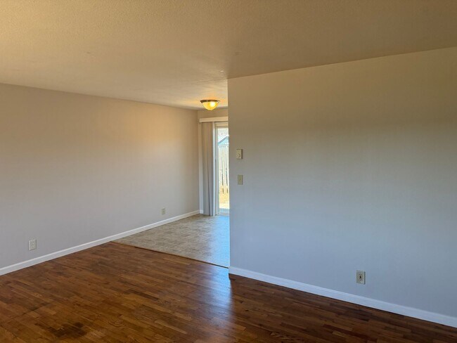 Building Photo - 3-bedroom, 1 bath duplex with garage!