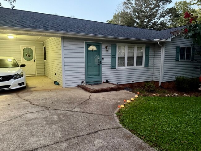 Building Photo - 211 Sharon Ln