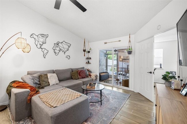 Building Photo - 245 Petrea Dr