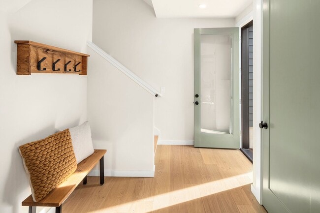 Building Photo - BRAND NEW! 3bd, 2ba Columbia City Townhome, FREE RENT!