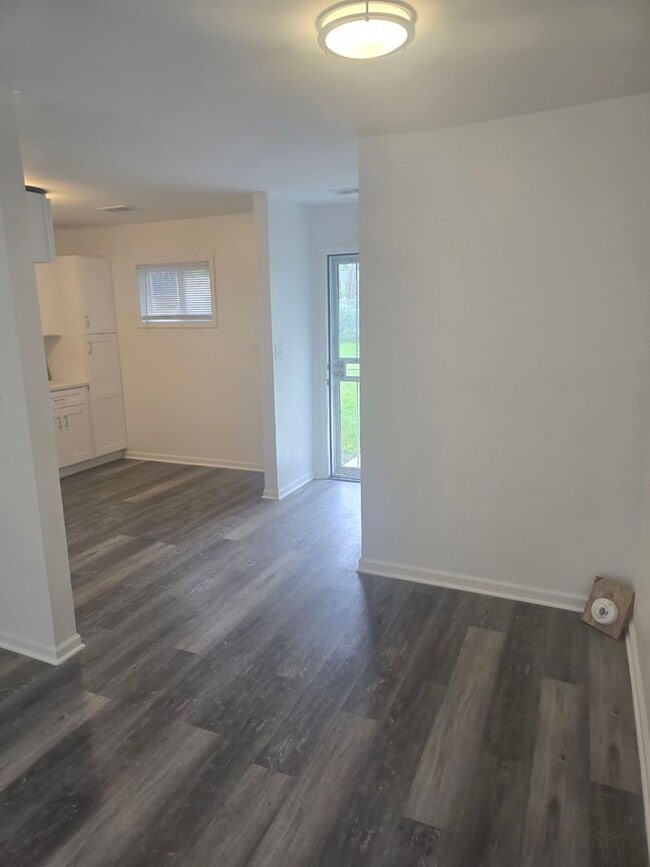Building Photo - Section 8 Accepted 3 Bedroom w/Fenced Yard