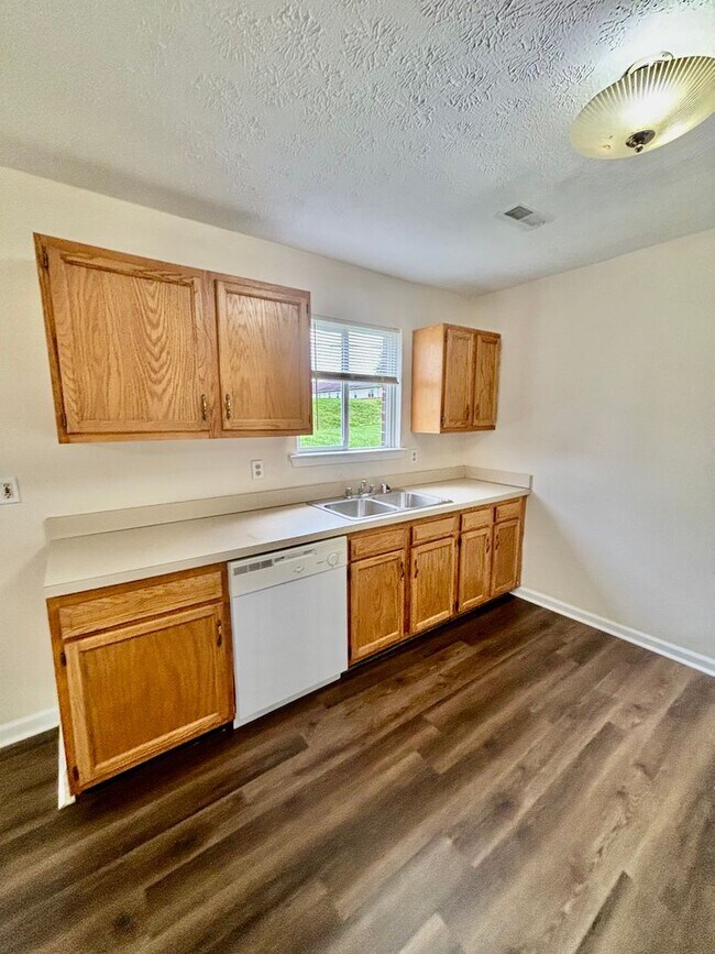 Building Photo - 2 Bedroom Townhouse in Richmond!