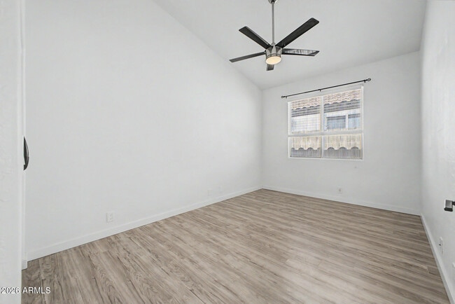 Building Photo - 7251 E Lakeview Ave