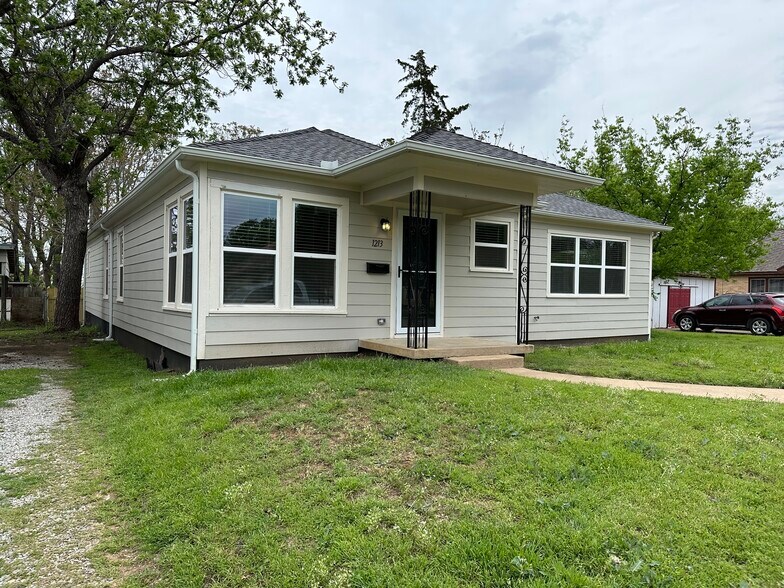 Primary Photo - 1213 W Walker St
