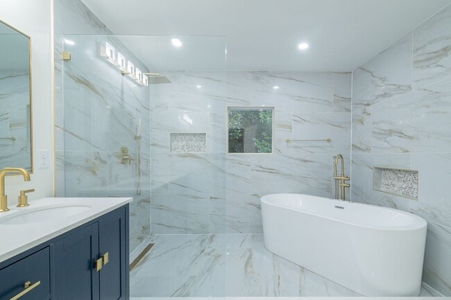 Building Photo - Spacious charmer in the heart of Dilworth ...