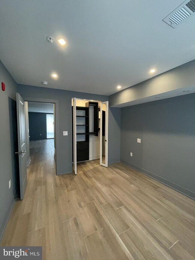 Building Photo - 527 S 20th St