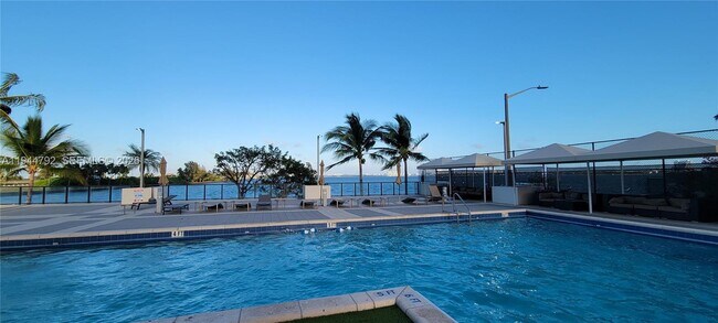 Building Photo - 600 NE 36th St