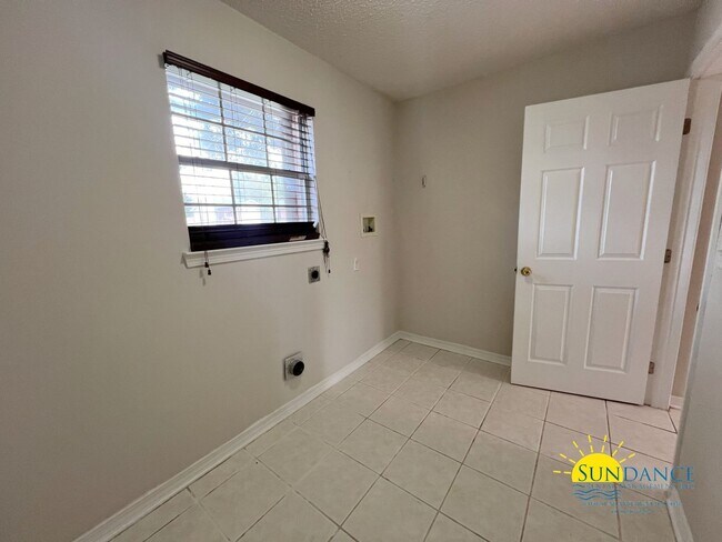 Building Photo - 223 Westview Dr