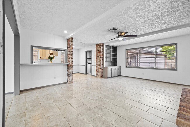 Building Photo - 13834 Oakwood Ln