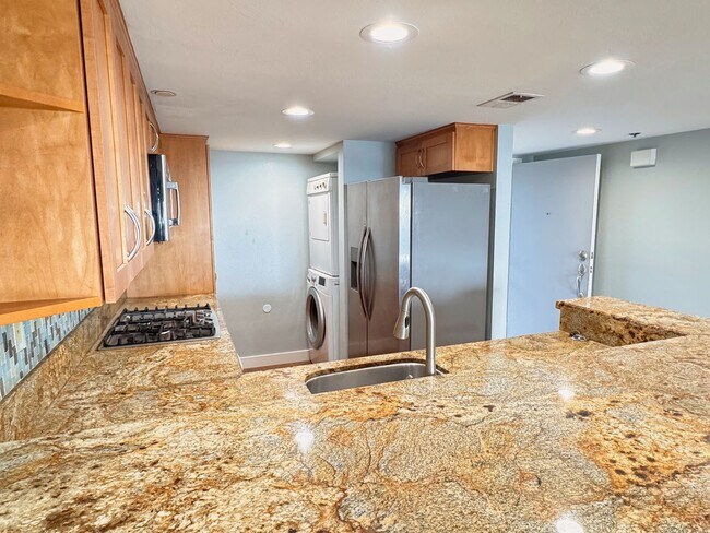Building Photo - Well Kept 2BD Condo with Sunset Views