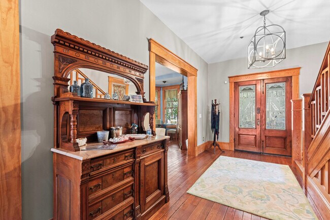 Building Photo - 221 SE 7th St