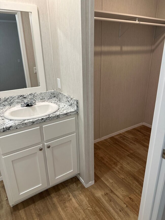 Building Photo - Cute! - 2-Bedroom/ 1-Bath- Mobile Home