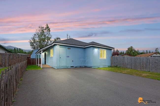 Building Photo - East Anchorage Home with In Unit Laundry a...