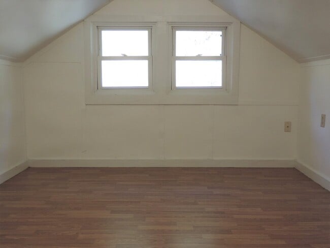 Building Photo - Cute 2/1 Cottage in Fleetwood with Office Space Upstairs