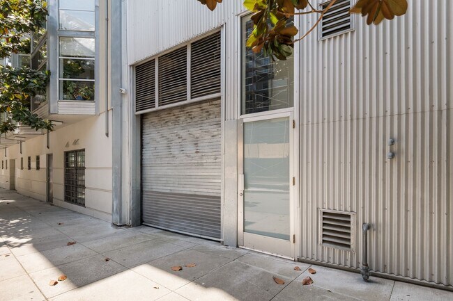 Building Photo - Spacious 2br loft with in-unit laundry and...