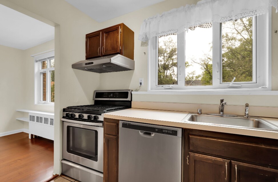 Building Photo - 10411 Montrose Ave