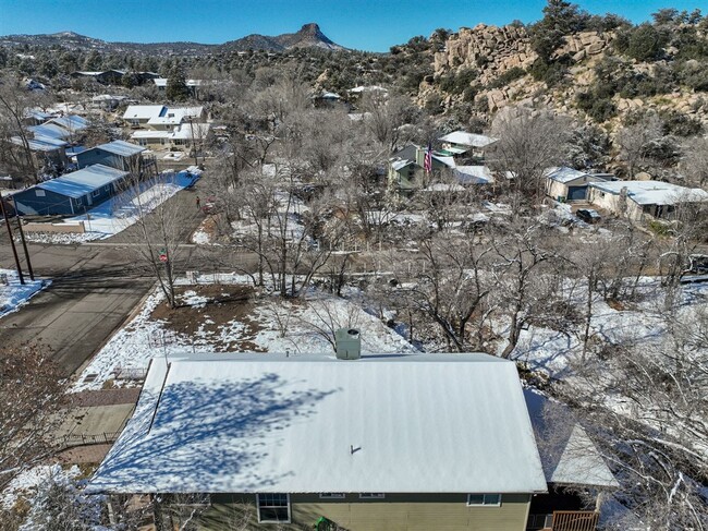 Building Photo - Great 3 bedroom/2 bath home with views of ...