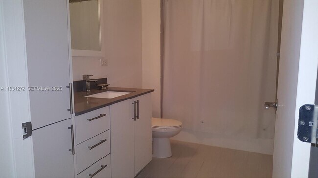 Building Photo - 999 SW 1st Ave