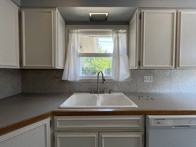 Building Photo - Charming Portland Home with Original Hardwood Floors, Finished Basement & Large Kitchen