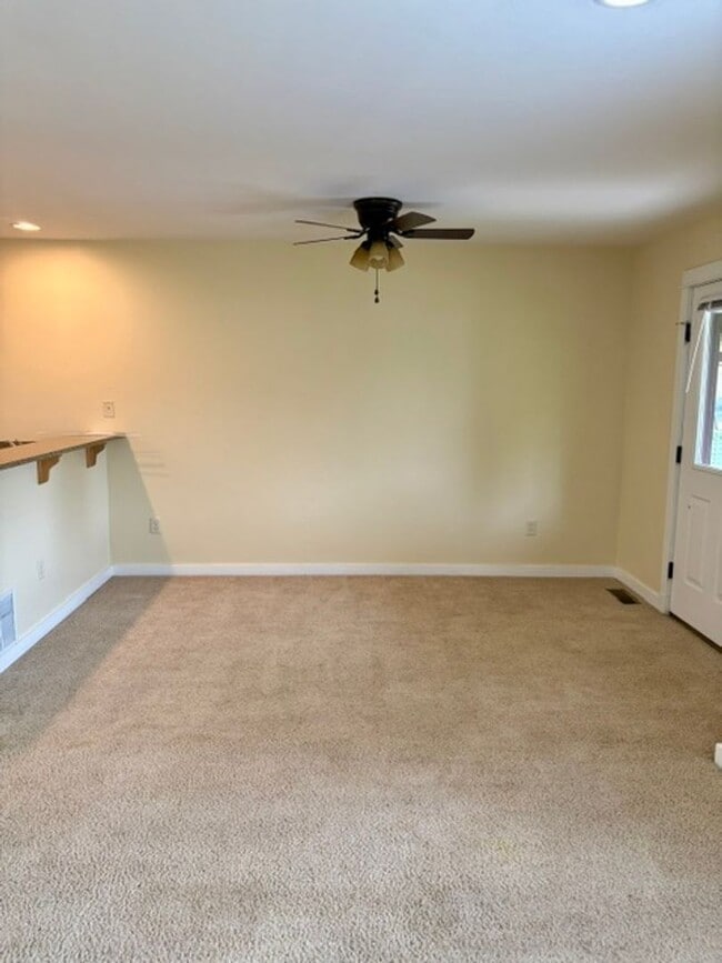 Building Photo - 3 Bedroom, 2.5 Bathroom Townhouse with Fireplace