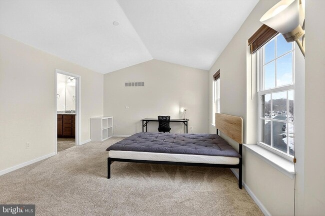 Building Photo - 48 Munro Rd