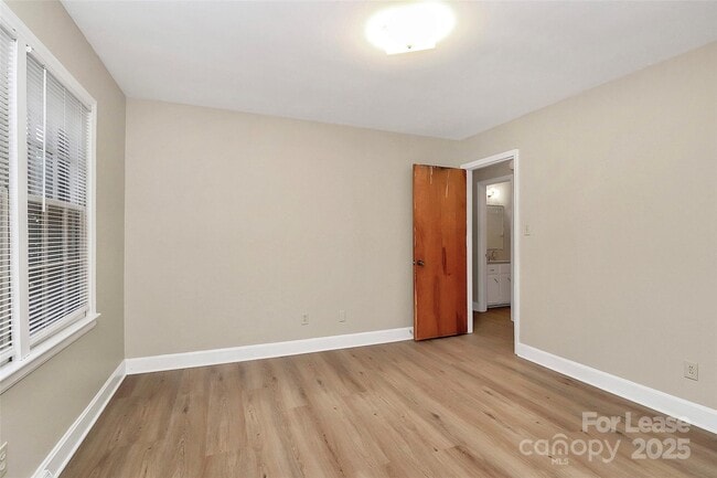 Building Photo - 3728 Dresden Dr E