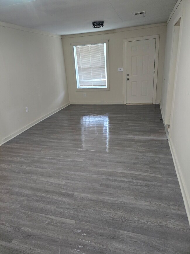 Building Photo - 140 Ambroise St