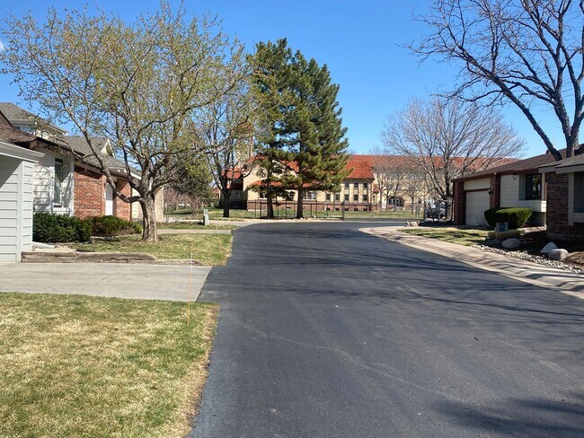 Building Photo - Fantastic 3 bedroom, 3 bath, 2 car garage patio home in Biscayne!