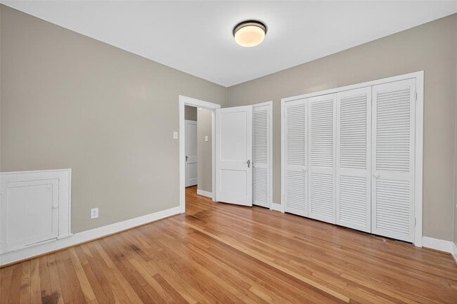 Building Photo - 2343 Wroxton Rd