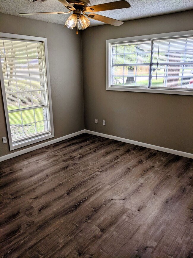 Building Photo - Central Lafayette Charmer