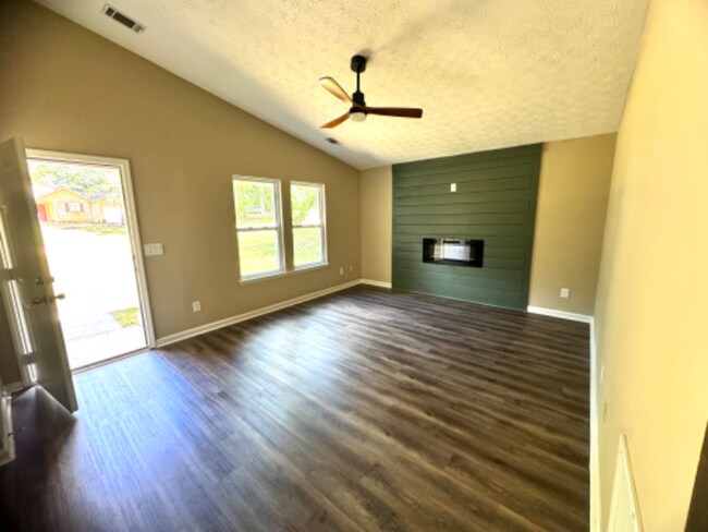 Building Photo - 106 N Meade Dr