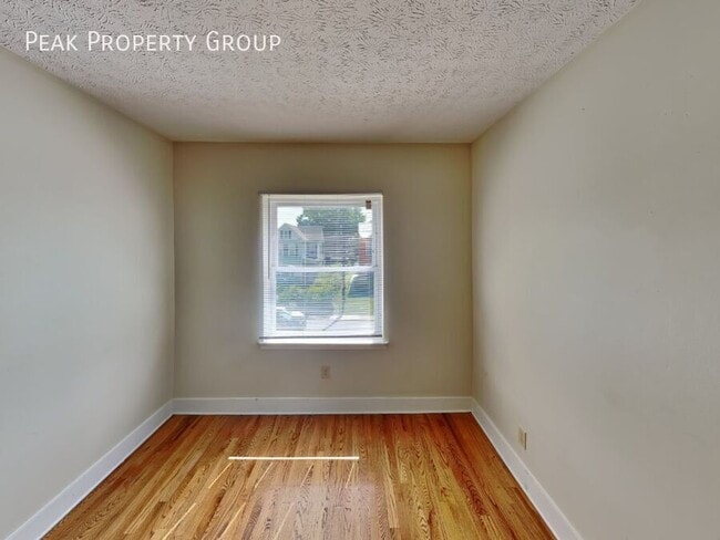 Building Photo - 1371 Summit St