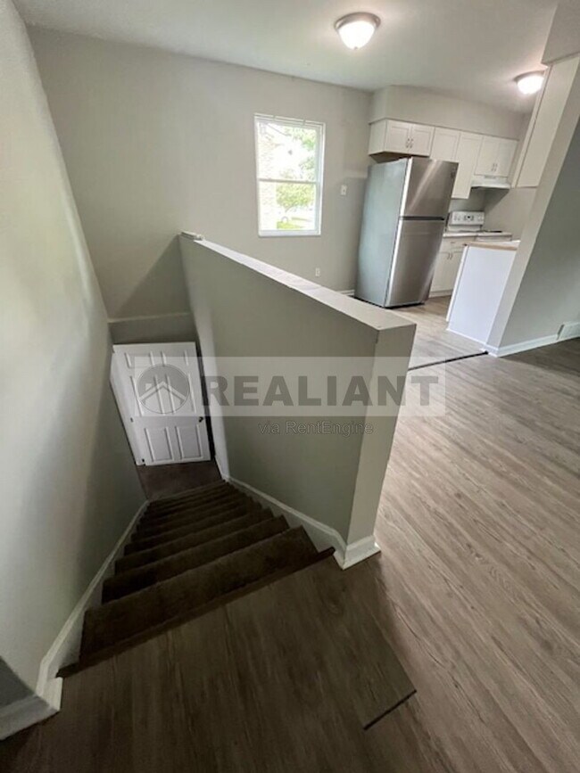Building Photo - 487 Whispering Hills Dr