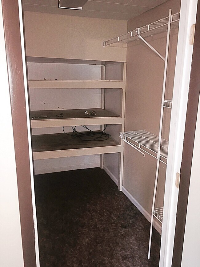 Building Photo - 2 bedroom/ 1 bathroom ranch with porch on ...