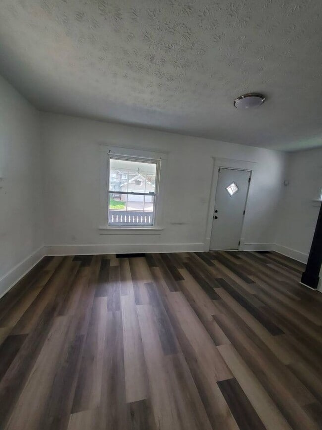 Building Photo - Charming 4-Bedroom Property in Prime Location