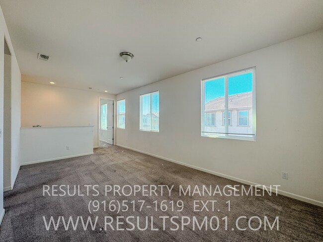 Building Photo - Beautifully upgraded Four bedroom w Loft