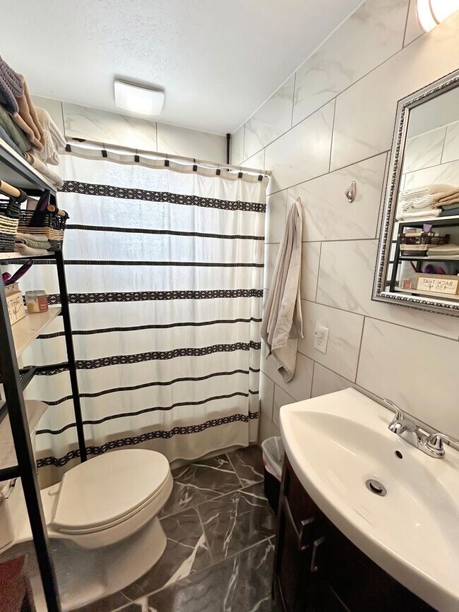 Building Photo - Charming 3-bedroom, 1-bath home in Oakdale, PA!