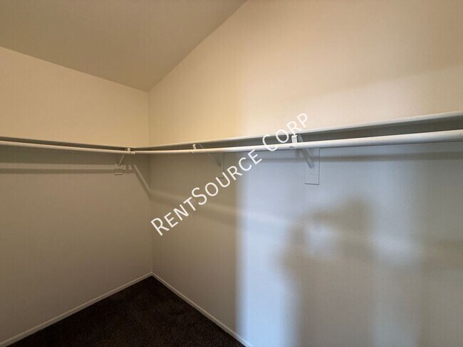 Building Photo - 2832 W Pillsbury St