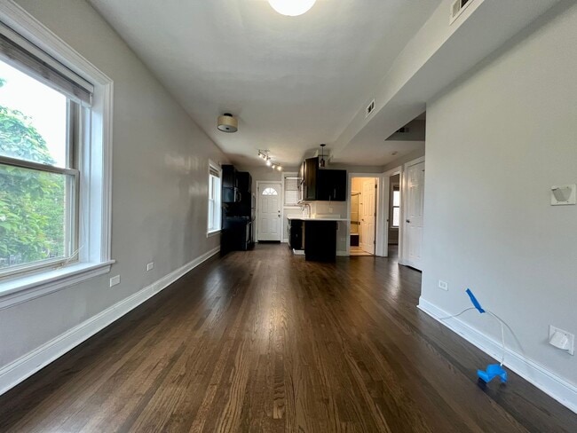 Building Photo - Renovated 2 Bed / 1 Bath in Logan Square — $1,925/mo, In Unit Laundry, Central Air, Dishwasher In...